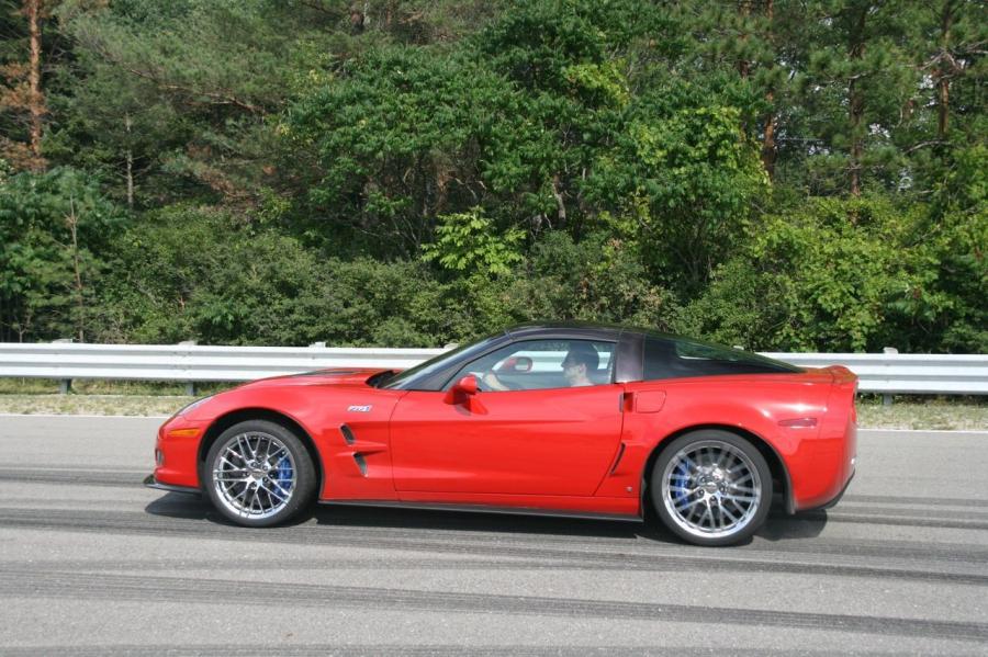  Chevrolet Covette ZR1 Tire Burn 2009 года  (фото 17 из 27)